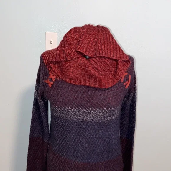 Maroon blue cute turtleneck sweater size small - Picture 2 of 5